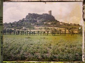 Image représentant La forteresse médiévale édifiée sur le rocher