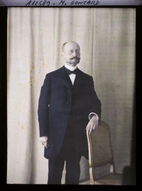 Image représentant https://musee-albert-kahn.s-museum.fr/home/NWQ2OTAwYzNmYjZlZTk1ZWQwODJmMjY4L2dlbmVyaWMtbm90aWNlLXRhYi9hdXRob3JpdHkvNjE3YTc5ZjVjZjhiODk2OGIzMzM3ZDIx/5d6900c3fb6ee95ed082f268/generic-notice-tab/authority/617a79ebcf8b8968b3336dc8 Monsieur Gontard en civil
