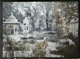 Image représentant Bassin-jardin du palais flottant de Jag Niwas ou de Jag Mandir sur le lac Pichola
