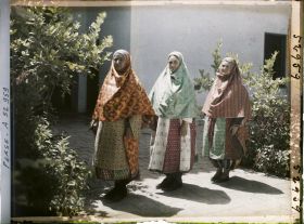 Image représentant Femmes guèbres en costume (traditionnels de profil, moderne de face)