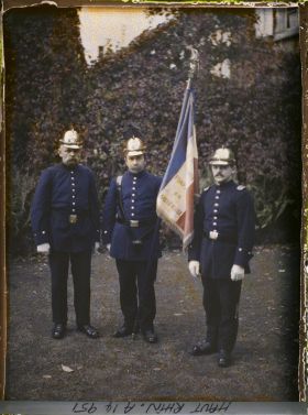 Image représentant France, Massevaux, Trois sapeurs Pompiers de Massevaux (avec le drapeau offert par Napoléon III, et gardé en Alsace pendant l'occupation