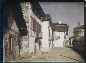 Image représentant France, Espelette, Une rue et Vieilles Maisons