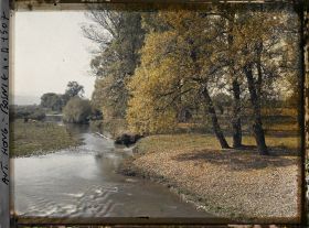 Image représentant La même [la rivière à l'entrée de la Poljé de Sarajevo] un peu plus vers la droite avec les arbres