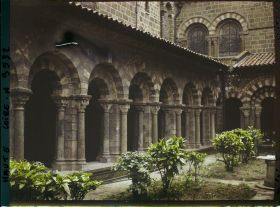 Image représentant La colonnade de la galerie orientale du cloître de la cathédrale Notre-Dame-de-l'Annonciation