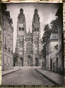Image représentant La façade de la cathédrale, vue de la rue Pierre Boille