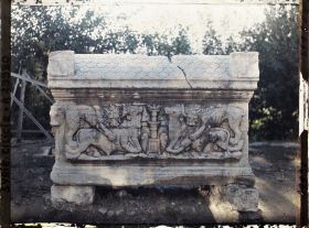 Image représentant Sarcophage romain trouvé dans les environs d'Antioche, représentant des lions dévorant des taureaux, et exposé dans la cour d'un musée ou d'un bâtiment officiel