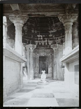 Image représentant Intérieur d'un petit temple shivaïte : le nandin (taureau), véhicule de Shiva, fait face à la divinité