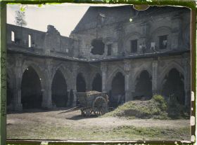 Image représentant Chevaux dans le cloître de l'ancienne abbaye Saint-Jean-des-Vignes