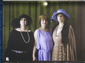 Image représentant Mesdames  https://musee-albert-kahn.s-museum.fr/home/NWQ2OTAwYzNmYjZlZTk1ZWQwODJmMjY4L2dlbmVyaWMtbm90aWNlLXRhYi9hdXRob3JpdHkvNjE3YTc5ZjVjZjhiODk2OGIzMzM3ZDIx/5d6900c3fb6ee95ed082f268/generic-notice-tab/authority/617a79ebcf8b8968b3336bd4 Drake, de  https://musee-albert-kahn.s-museum.fr/home/NWQ2OTAwYzNmYjZlZTk1ZWQwODJmMjY4L2dlbmVyaWMtbm90aWNlLXRhYi9hdXRob3JpdHkvNjE3YTc5ZjVjZjhiODk2OGIzMzM3ZDIx/5d6900c3fb6ee95ed082f268/generic-notice-tab/authority/617a79ebcf8b8968b3336fd3 Jouvenel et mademoiselle  https://musee-albert-kahn.s-museum.fr/home/NWQ2OTAwYzNmYjZlZTk1ZWQwODJmMjY4L2dlbmVyaWMtbm90aWNlLXRhYi9hdXRob3JpdHkvNjE3YTc5ZjVjZjhiODk2OGIzMzM3ZDIx/5d6900c3fb6ee95ed082f268/generic-notice-tab/authority/617a79ebcf8b8968b33368b6 Birkhead