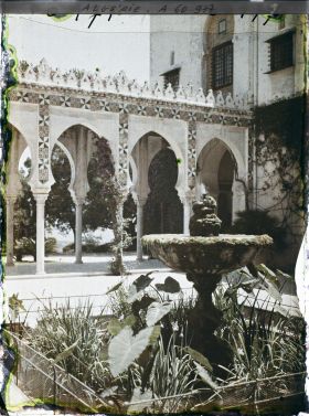 Image représentant Fontaine et arcades dans le palais d'été du Gouverneur