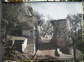 Image représentant Une des sept portes fortifiées jalonnant la montée à la citadelle de Chittorgarh