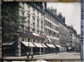 Image représentant Drapeaux pour les fêtes de la Victoire place de la Madeleine, à l'angle de la rue Tronchet