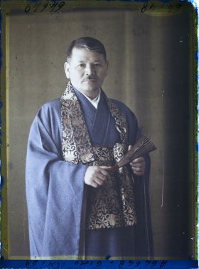 Image représentant https://musee-albert-kahn.s-museum.fr/home/NWQ2OTAwYzNmYjZlZTk1ZWQwODJmMjY4L2dlbmVyaWMtbm90aWNlLXRhYi9hdXRob3JpdHkvNjE3YTc5ZjVjZjhiODk2OGIzMzM3ZDIx/5d6900c3fb6ee95ed082f268/generic-notice-tab/authority/617a79eacf8b8968b3336524 Monsieur Gido Ishida