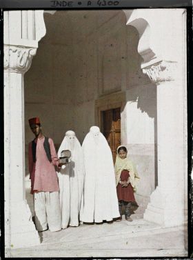 Image représentant Musulmanes entièrement voilées de blanc, fillette et gardien (?) à la mosquée de la Perle (Moti Masjid) dans le fort Rouge (Lal Qila)