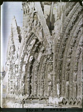 Image représentant Détail du gâbleet du tympan du portail gauche de la cathédrale