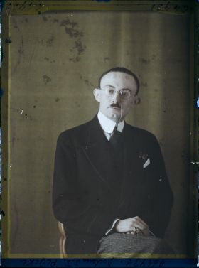 Image représentant https://musee-albert-kahn.s-museum.fr/home/NWQ2OTAwYzNmYjZlZTk1ZWQwODJmMjY4L2dlbmVyaWMtbm90aWNlLXRhYi9hdXRob3JpdHkvNjE3YTc5ZjVjZjhiODk2OGIzMzM3ZDIx/5d6900c3fb6ee95ed082f268/generic-notice-tab/authority/617a79ebcf8b8968b333770f Le Docteur J. J. Rückl