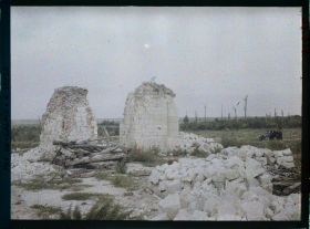 Image représentant France, Morval , Eglise en ruines et ses abords