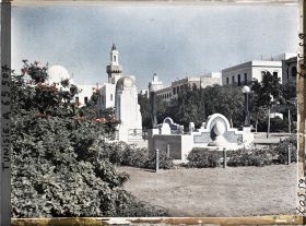 Image représentant La place et le monument érigé en l'honneur de Paul Bourde, vue prise en direction de l'Hôtel de ville