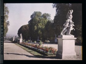 Image représentant L'allée des Statues dans le petit parc