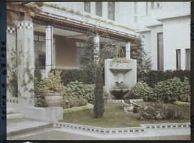 Image représentant L'Exposition des arts décoratifs, le jardin du Pavillon Ruhlmann, de Vacherot et Riousse, sur l'esplanade des Invalides