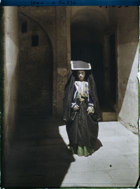 Image représentant Jeune chrétienne en costume (portant le haik ou izar)