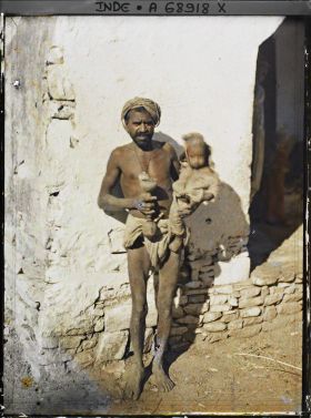 Image représentant Homme portant un enfant