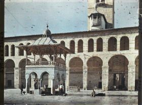 Image représentant Le dôme de la Fontaine (Qubbat en Naufara) dans la cour intérieure de la mosquée des Omeyades