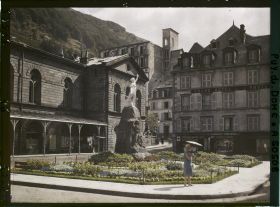 Image représentant France, Mont Dore, Place Michel Bertrand et le monumt aux morts