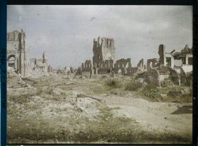 Image représentant Belgique, Ypres, Vue d'ensemble ; au fond, la Halle