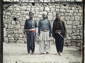 Image représentant Trois habitants kurdes