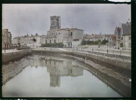 Image représentant L'église Saint-Sauveur, vue depuis le pont Louis Suire, sur le canal de Rompsay