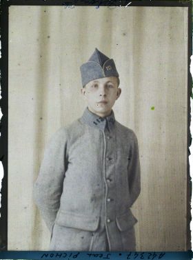 Image représentant https://musee-albert-kahn.s-museum.fr/home/NWQ2OTAwYzNmYjZlZTk1ZWQwODJmMjY4L2dlbmVyaWMtbm90aWNlLXRhYi9hdXRob3JpdHkvNjE3YTc5ZjVjZjhiODk2OGIzMzM3ZDIx/5d6900c3fb6ee95ed082f268/generic-notice-tab/authority/617a79ebcf8b8968b333759e Le soldat Jean Pichon