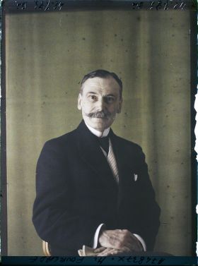 Image représentant https://musee-albert-kahn.s-museum.fr/home/NWQ2OTAwYzNmYjZlZTk1ZWQwODJmMjY4L2dlbmVyaWMtbm90aWNlLXRhYi9hdXRob3JpdHkvNjE3YTc5ZjVjZjhiODk2OGIzMzM3ZDIx/5d6900c3fb6ee95ed082f268/generic-notice-tab/authority/617a79ebcf8b8968b3336d5a Monsieur Manuel Fourcade