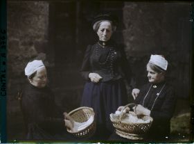 Image représentant Catherine, Julienne et Mademoiselle Maria Bérand avec la coiffe et le chapeau de Saint-Flour