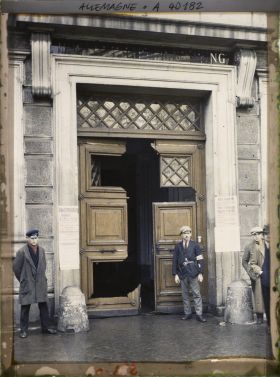 Image représentant Prusse, Aix-la-Chapelle, Entrée défoncée de la porte