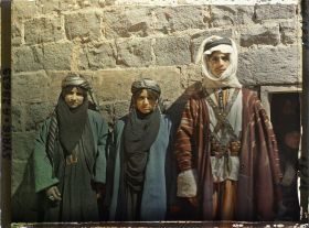 Image représentant Une jeune mariée (celle de gauche ?), sa cousine et son mari (très probablement druze)