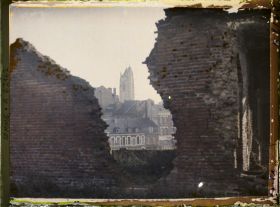 Image représentant Somme, Péronne, Vue sur le quartier de l'Eglise, prise des ruines du Château