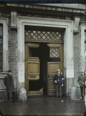 Image représentant Prusse, Aix-la-Chapelle, Entrée défoncée de la porte