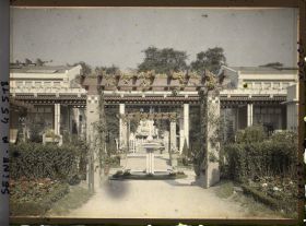 Image représentant L'Exposition des arts décoratifs, Jardin de Vacherot et Riousse sur l'esplanade des Invalides, entre le Pavillon de Mulhouse et Hôtel du Collectionneur