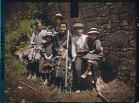 Image représentant France, Petit Marzac, Madame Valade au petit Marzac commune de Turzac par les Eyzies avec ses enfants