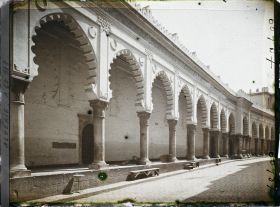 Image représentant La galerie à arcades de la façade de la Grande Mosquée, rue de la Marine