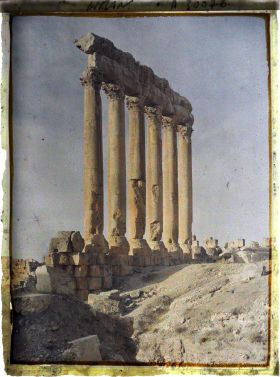 Image représentant Vue du côté interne des six colonnes restantes du péristyle méridional du sanctuaire du Temple de Jupiter Héliopolitain
