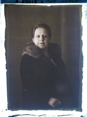 Image représentant https://musee-albert-kahn.s-museum.fr/home/NWQ2OTAwYzNmYjZlZTk1ZWQwODJmMjY4L2dlbmVyaWMtbm90aWNlLXRhYi9hdXRob3JpdHkvNjE3YTc5ZjVjZjhiODk2OGIzMzM3ZDIx/5d6900c3fb6ee95ed082f268/generic-notice-tab/authority/617a79ebcf8b8968b3337a03 Mademoiselle Hélène Weber
