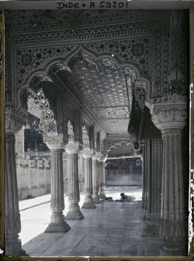 Image représentant Intérieur du dargâh de Nizamuddin, sanctuaire soufi construit sur la tombe de Hazrat Khawaja Nizamuddin Auliya (1238-1325)