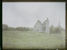 Image représentant Un coté de l'enceinte fortifiée du château de Maisy