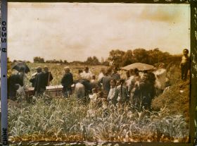 Image représentant Inhumation dans un champ de céréales