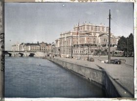 Image représentant Vue du Stora Teatern (Grand Théâtre) près du Norrbro (pont du Nord) depuis le quai de Blasieholm