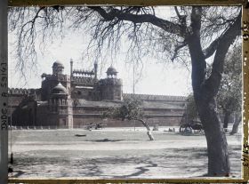 Image représentant La porte de Lahore protégée par la barbacane d'Aurangzeb, donnant accès au fort Rouge (Lal Qila)