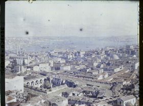 Image représentant Turquie, Constantinople, Panorama vers l'entrée du Bosphore, Yeni Validé Djami et Dalma Batsché