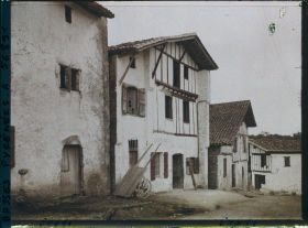 Image représentant France, Bas Cambo, Dans le Village : Vieilles Maisons